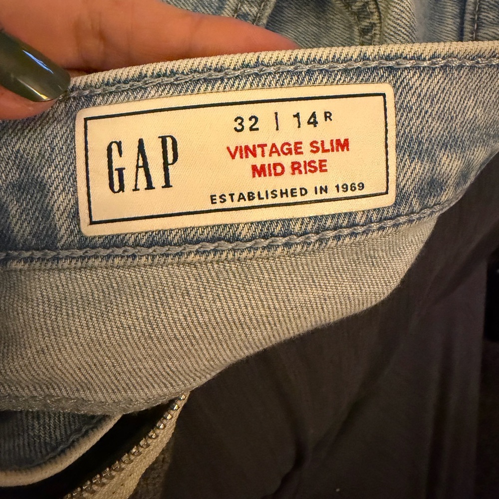 Gap vintage slim Straight mid rise distressed Jeans, size 32 regular. - Picture 3 of 3